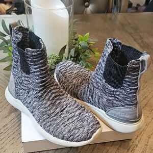 APL Techloom Chelsea Sneaker Boot Size 7.5 Black and Gray Knit High-Top Sneakers